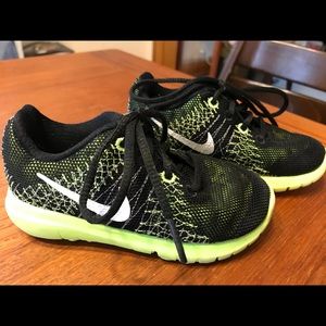 Nike Flex boys tennis shoes